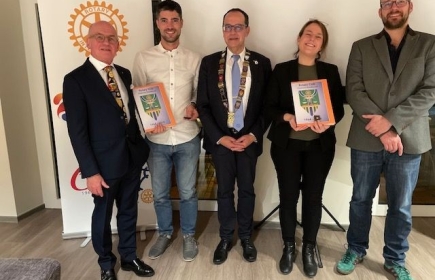 Nos deux nouveaux membres  Linda Goffin et Quentin Marcelis avec leurs parrains et le président du club